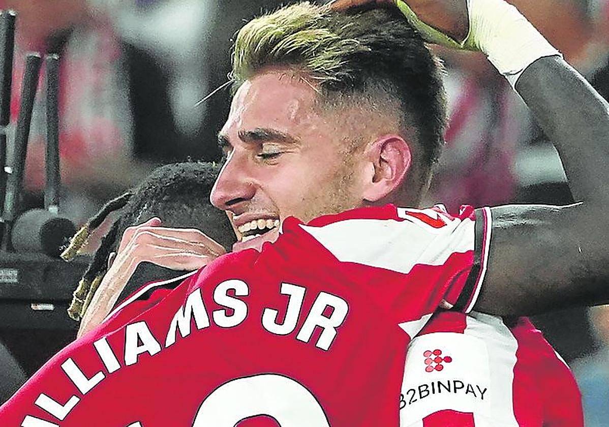 Nico se abraza a Robert Navarro.