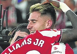 Nico se abraza a Robert Navarro.