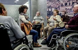 Mayores de una residencia participan en una sesión de musicoterapia.