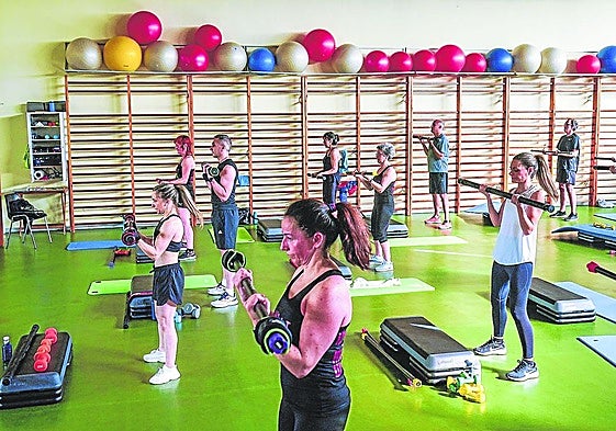 Iparralde fue el primer centro cívico de Vitoria y lleva 36 años ofertando actividades como clases de 'body pump'
