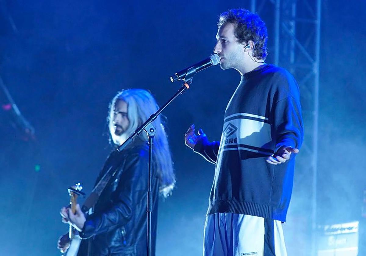 Imagen principal - Camiseta del Barakaldo, corona de laurel y bota de vino en la «jaia» de Alcalá Norte en Abandoibarra