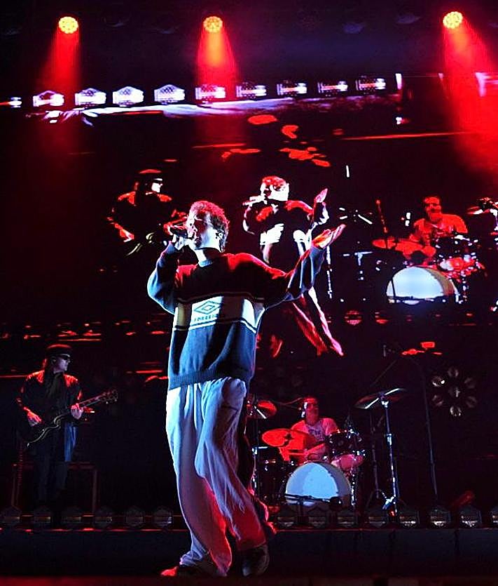 Imagen secundaria 2 - Camiseta del Barakaldo, corona de laurel y bota de vino en la «jaia» de Alcalá Norte en Abandoibarra