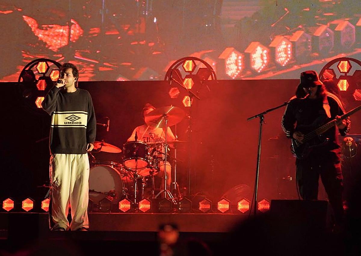 Imagen secundaria 1 - Camiseta del Barakaldo, corona de laurel y bota de vino en la «jaia» de Alcalá Norte en Abandoibarra