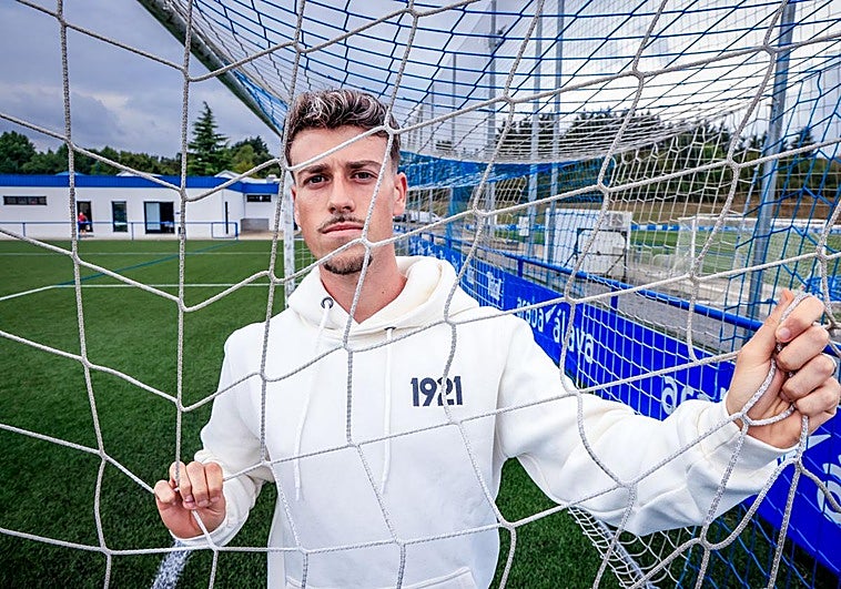 Antonio Blanco posa en Ibaia antes de partir a Sevilla para medirse este viernes al Betis.