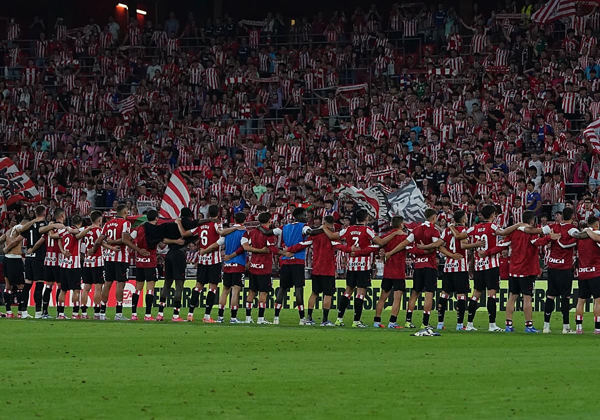 Los jugadores rojiblancos saludan desde el césped de La Catedral a la afición después de superar al Sevilla.