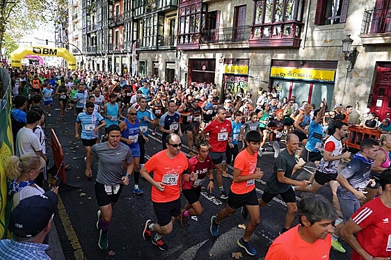 Cientos de corredores tomaron la salida en la prueba senior en la calle Viuda de Epalza.
