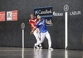 Iztueta, con Mariezkurrena II aprisionado contra la pared, en la semifinal del miércoles en Bilbao.