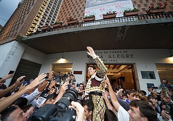 Roca Rey salió por la puerta grande de Vista Alegre tras cortar dos orejas al quinto toro.