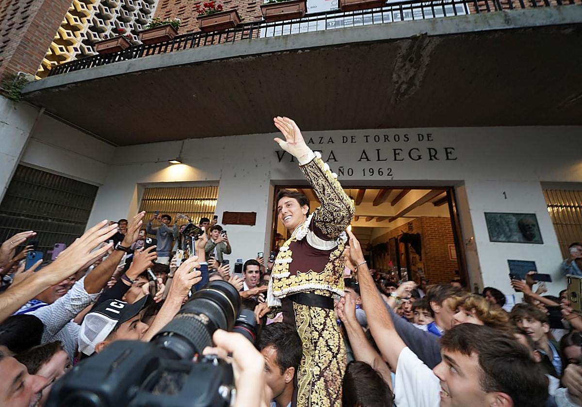 Roca Rey salió por la puerta grande de Vista Alegre tras cortar dos orejas al quinto toro.