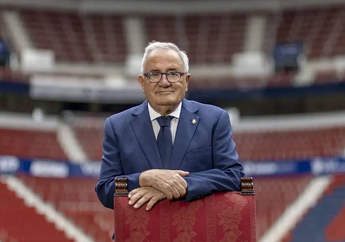 El presidente del club, Luis Sabalza, posa tras la renovación de la Junta Directiva.