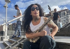 Tavi Gallart anima las calles de Bilbao con su saxofón en Aste Nagusia.