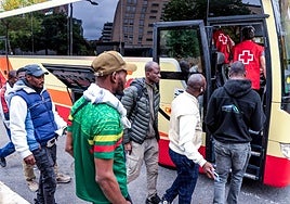 Un grupo de malienses se sube a un autocar para iniciar su traslado fuera de Vitoria.
