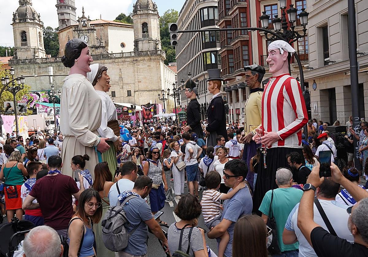 El ambiente este sábado con la salida de gigantes y cabezudos.