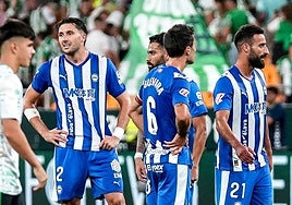 Los jugadores del Alavés se lamentan tras el gol del Betis.