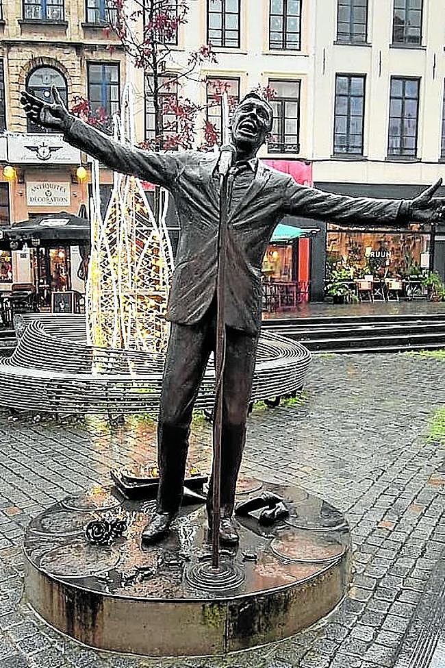 La estatua 'L'Envol' lo retrata cantando, con los brazos abiertos, detrás de la Grand Place.