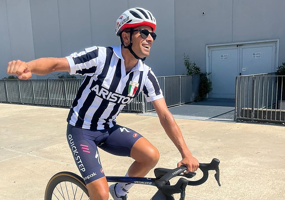 Landa, con una camiseta retro de la Juventus, sonriente y desenfadado en Turín antes de la salida de La Vuelta.