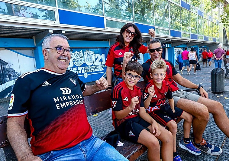 Aficionados del Mirandés en el exterior de Mendizorroza.