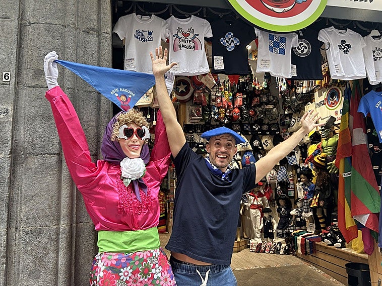 Aingeru Cuñado, en la tienda Disfraz Jaiak de la calle Bidebarrieta.