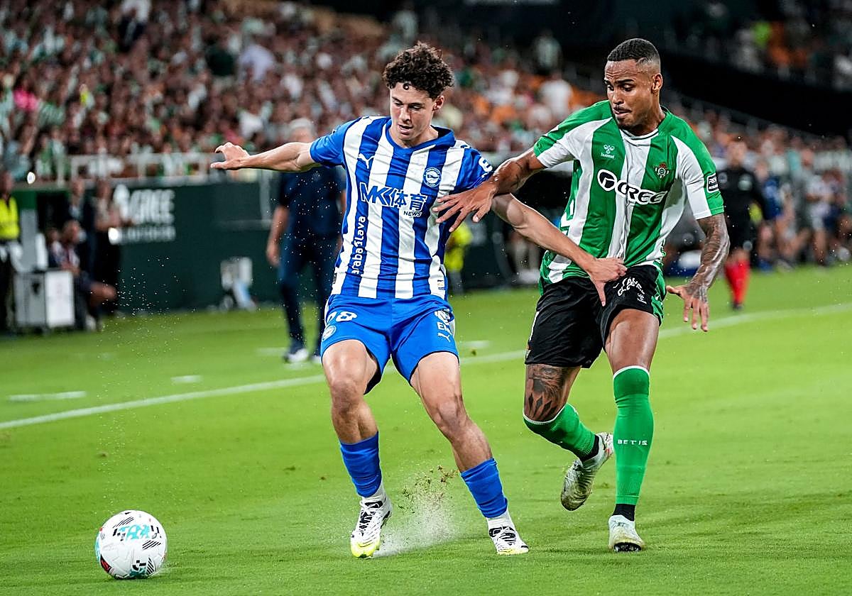 El debutante Lander Pinillos intenta proteger el balón durante un ataque albiazul.