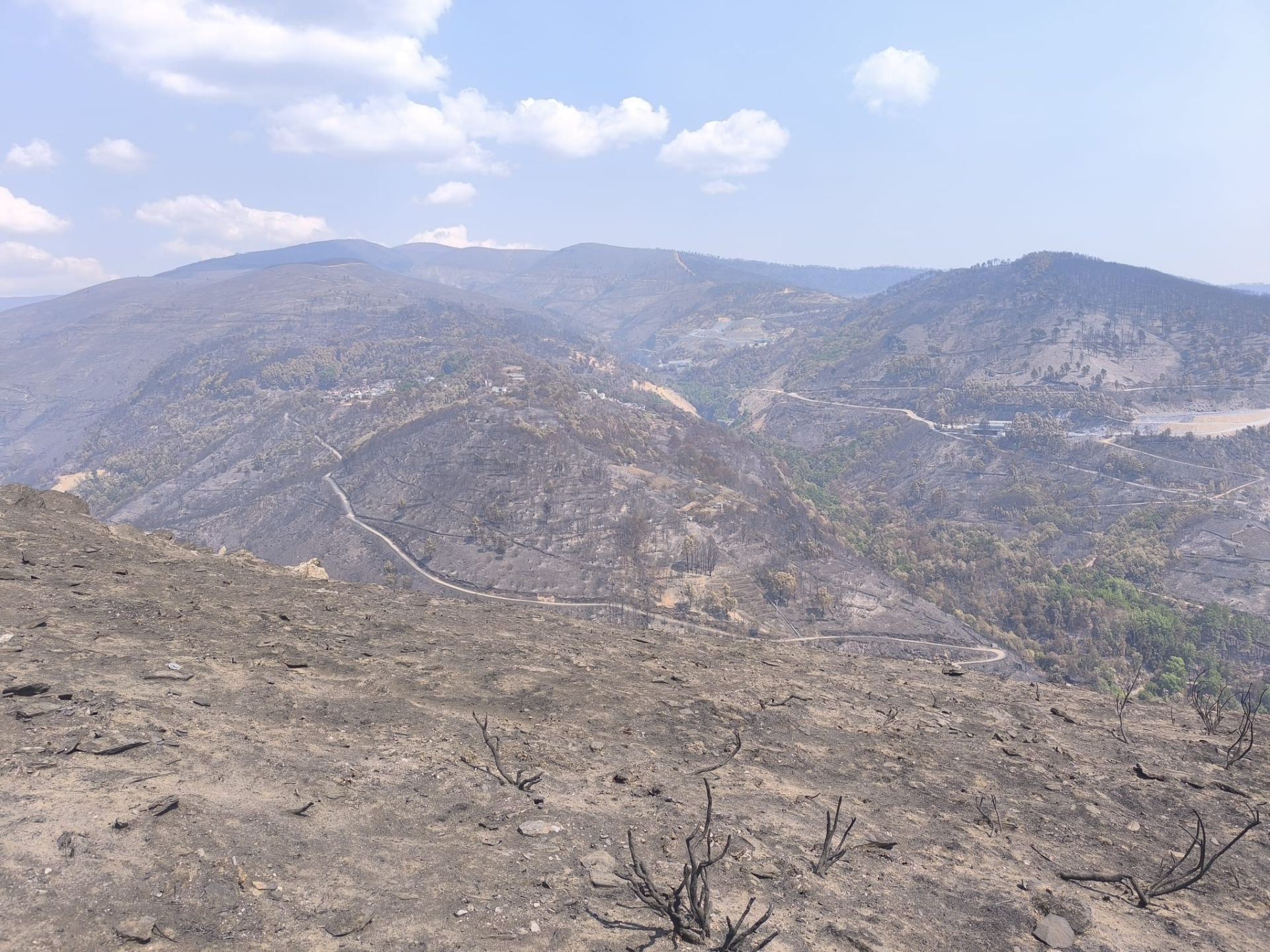 Las imágenes de la &#039;aldea vasca&#039; arrasada por el fuego en Ourense