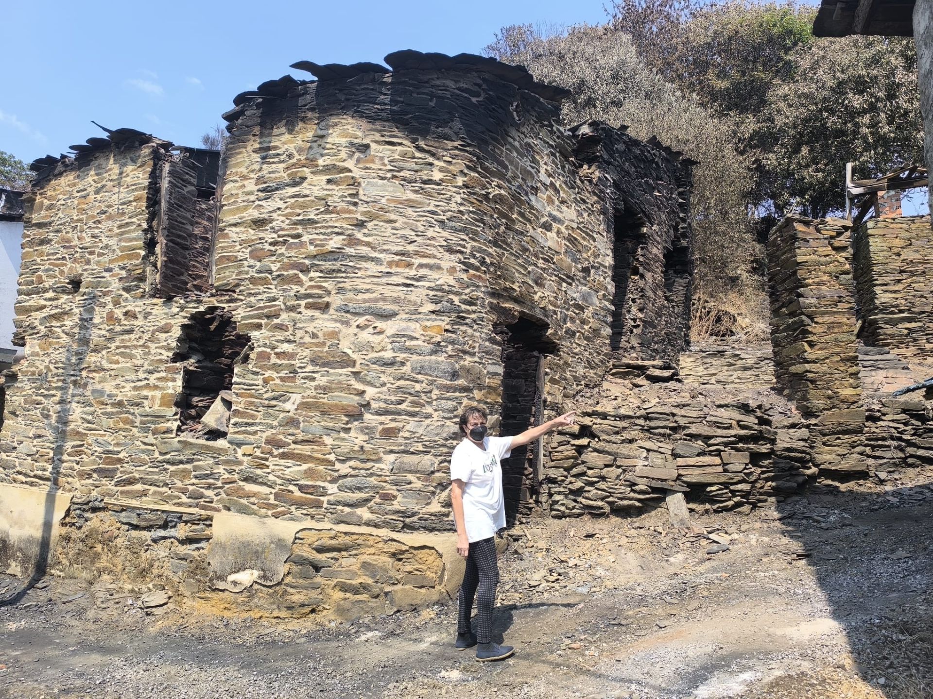 Las imágenes de la &#039;aldea vasca&#039; arrasada por el fuego en Ourense