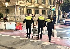 Decomiso de un puesto de comida callejera en el recinto festivo.