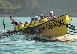 El proel de Orio se dispone a meter el remo de trincar en la segunda ciaboga en aguas de Ondarroa.