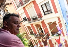 El Brilli, vecino de 52 años y apasionado de las manualidades, lleva cinco años creando la guirnalda de Marijaia más festiva y reivindicativa de Aste Nagusia.