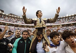 Jóvenes rodeando a Roca Rey.