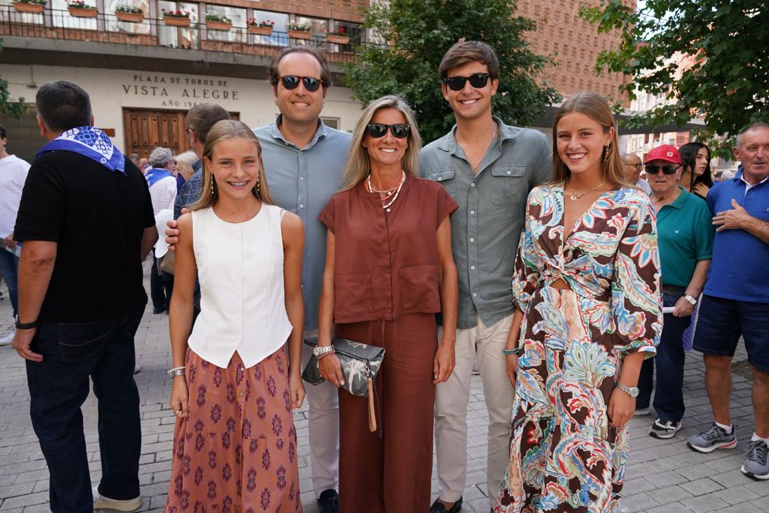 Eulalia Rivas y Javier Parejo, junto a sus hijos Eulalia (a su derecha), Javier y Marta (a la izquierda).