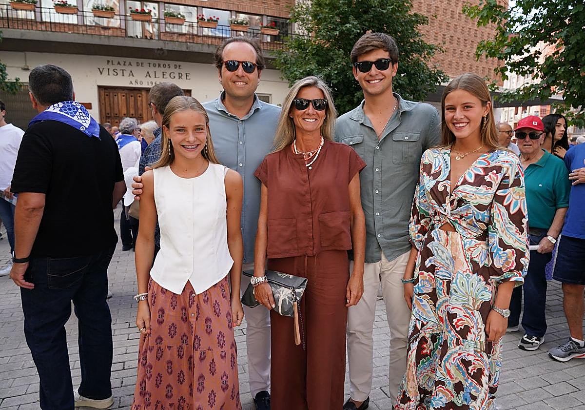 Eulalia Rivas y Javier Parejo, junto a sus hijos Eulalia (a su derecha), Javier y Marta (a la izquierda).
