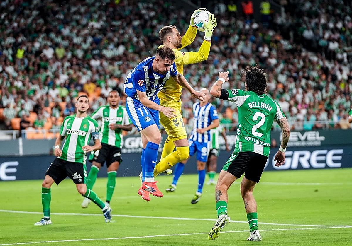 Toni Martínez pugna por un balón aéreo con Pau López, que atrapa la pelota.