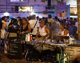 La Policía Local de Bilbao intensifica estos días el control del recinto festivo para que no se venda comida sin control sanitario.