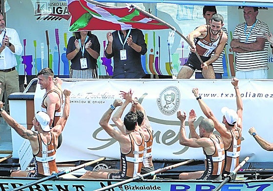 El patrón de Zierbena, Aitor Lazkano, ondea la Ikurriña de Getaria ante el júbilo de su tripulación.