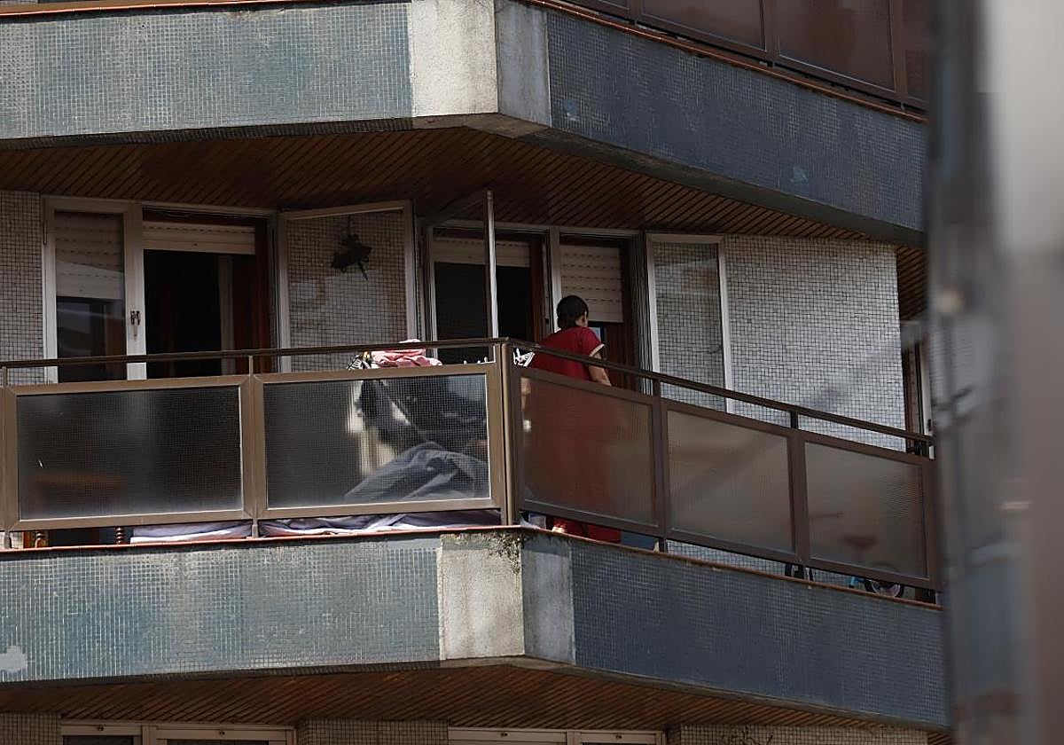 Los ocupantes ventilaban ayer el inmueble afectado por las llamas.