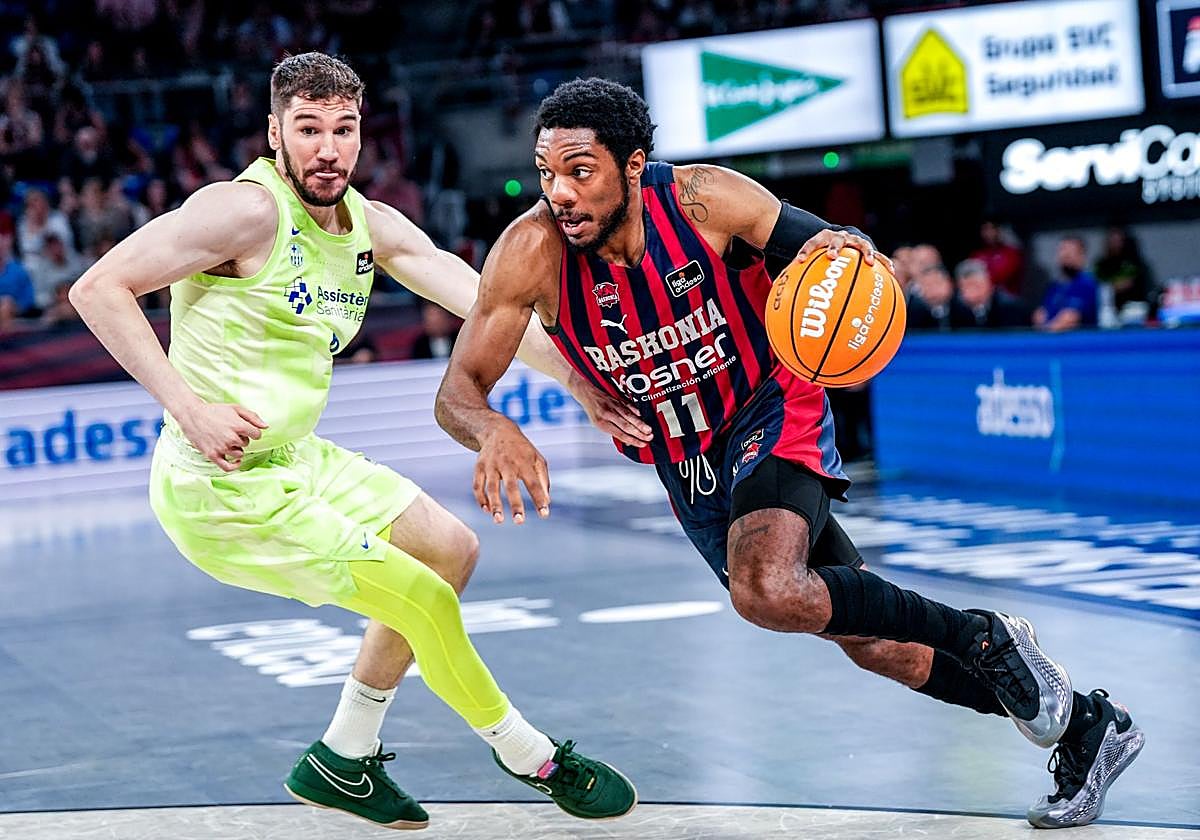 Forrest busca penetrar a canasta durante uno de los duelos entre el Baskonia y el Barcelona disputados en el Buesa Arena.