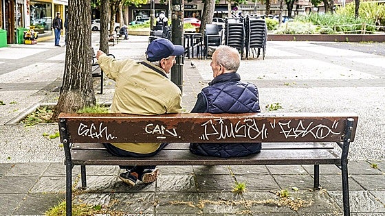 Vitoria tiene el doble de bancos que hace 10 años pero invierte menos en arreglarlos