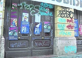 Algunas pintadas en uno de los laterales del Teatro Arriaga.