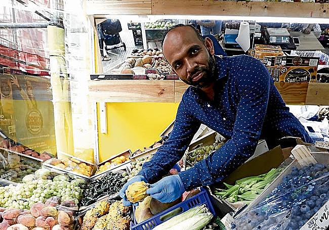 Además de frutas y verduras, ofrece otros productos de alimentación.