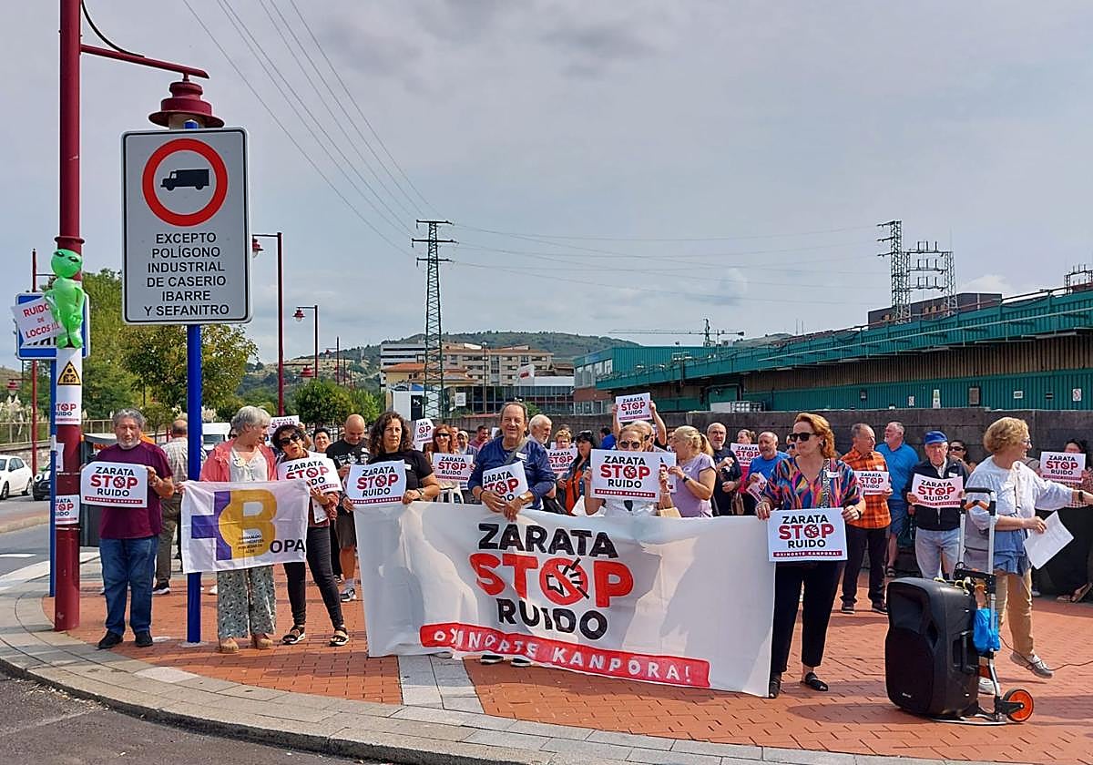 Una de las concentraciones de protesta que llevan realizando los vecinos de Lutxana durante el último año.