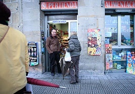 Zhong Ping Huang en el comercio que regenta en Bilbao.