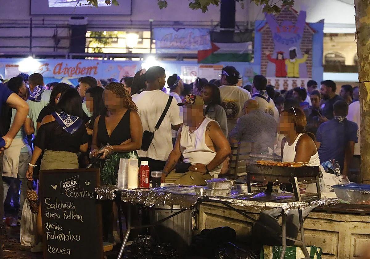 La Policía Local de Bilbao intensifica estos días el control del recinto festivo para que no se venda comida sin control sanitario.