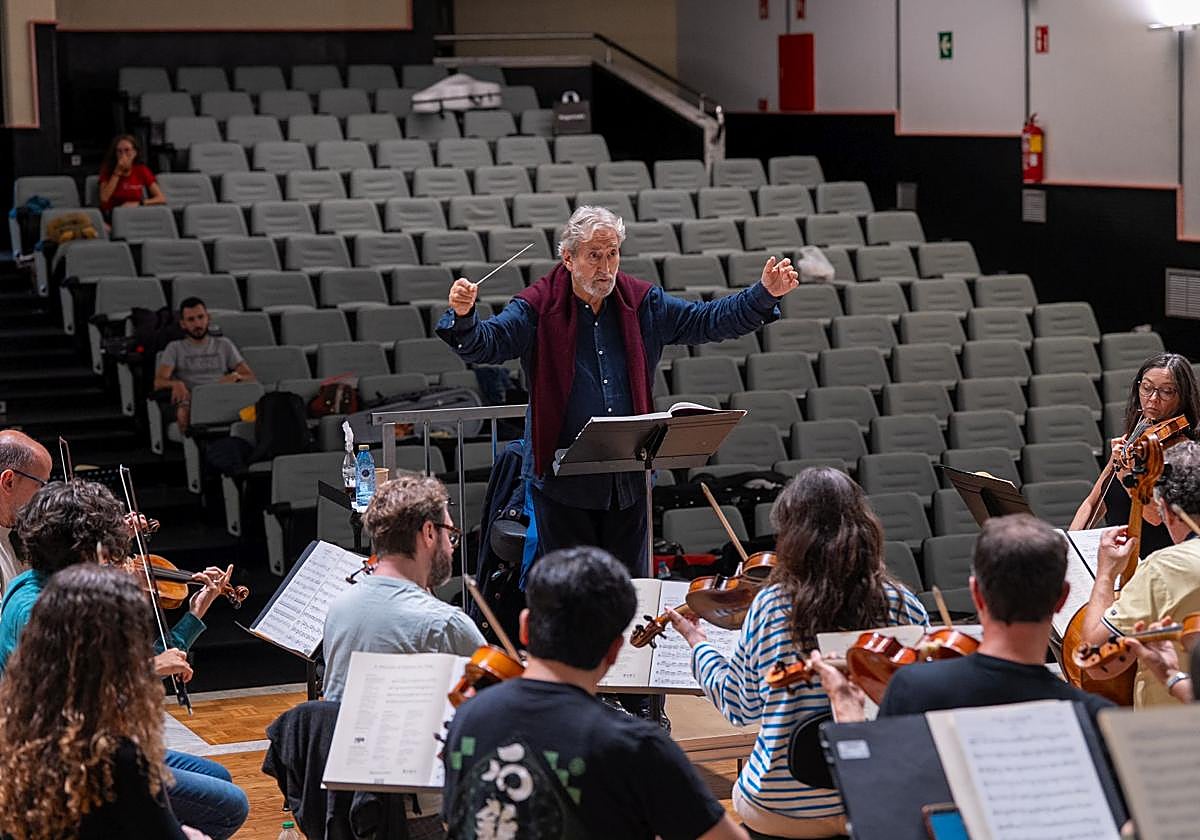 Jordi Savall, en el ensayo que el viernes dirigió en el conservatorio Jesús Guridi de Vitoria antes del concierto en el Kursaal.
