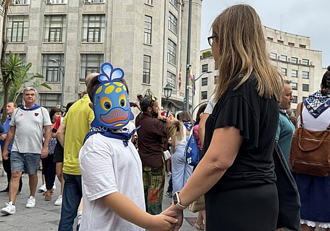 Leire con uno de sus hijos en el Desfile de la Ballena.