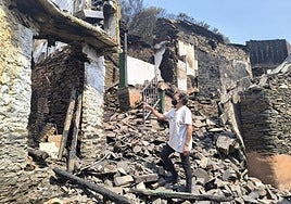 Cristina Rodríguez, de Sestao, muestra el estado en el que ha quedado una de las casas arrasadas por las llamas en la aldea de Cernego.