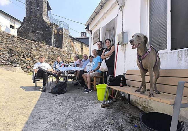 Los vecinos de Cernego se reúnen todos los días para comer juntos en la Casa do Pobo.