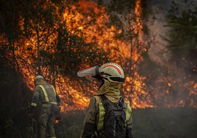 Bomberos actuando en la zona de Valdeorras.