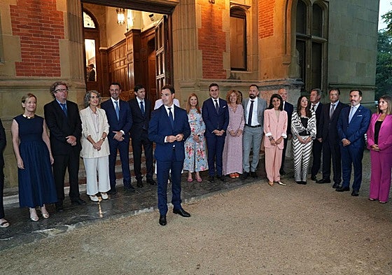 Pradales y sus consejeros, durante el acto celebrado el año pasado en el Palacio de Miramar.
