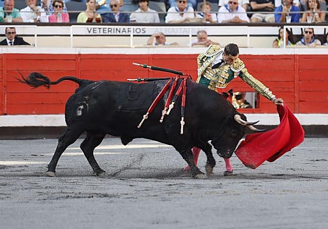 Natural de Paco Ureña a su primer toro, que se rajó sin remedio.