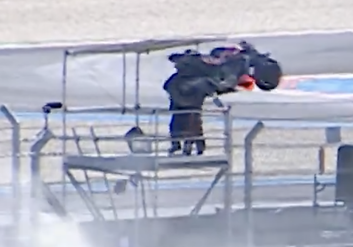 Se roza la tragedia en Moto GP: grave accidente de Acosta y su moto casi golpea a un cámara